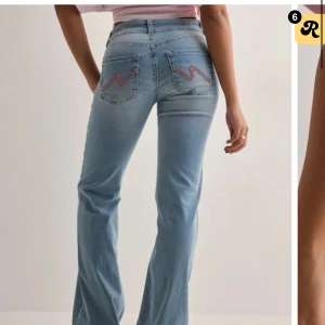 Jeans - Säljer dessa jeans som är helt nya med prislappen kvar, köptes för 700kr säljer för 399 pris diskuteras inte, de är storlek 38 men sitter som 36 🩷