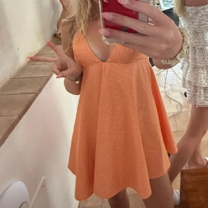 Orange klänning zara  - så söt och trendig orange kortklänning helt slutsåld!!! säljer då den var för lång på mig och alltså endast testad en gång! 🥰🥰