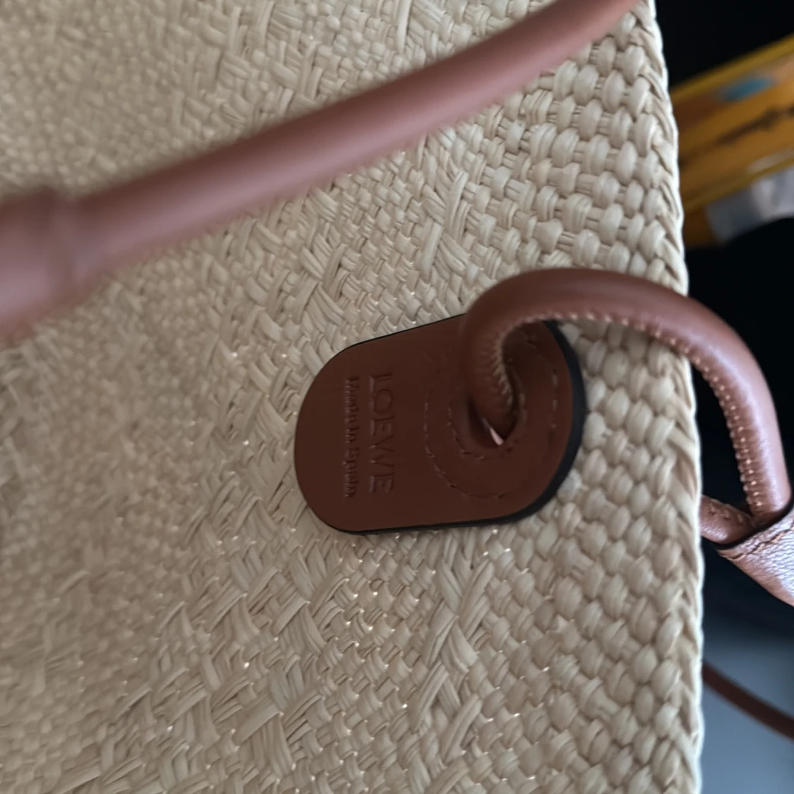 Loewe beige shoppingväska i flätad halm - 2