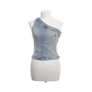 Jeans one shoulder topp från Zara - Oanvänd jeans one shoulder topp från Zara. Köpare står för frakt☀️ Nypris 359kr