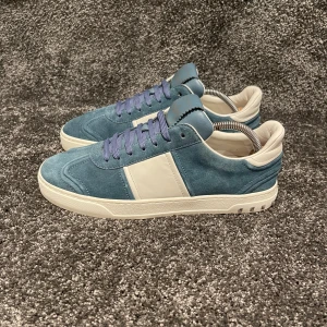 Valentino Flycrew Skor  - ‼️VI TAR EJ BYTEN‼️Valentino Flycrew Sneakers | Skick: 9/10 | Storlek 40 sitter större 41/42EU | ingår enbart skorna vid köp. | Fraktar inom 24H efter köp på köparens bekostnad 📦💨 | Hör av dig vid minsta fråga eller fundering 💭