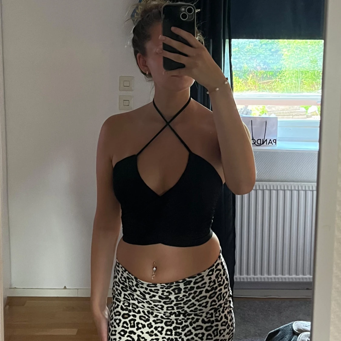 Svart croppad halterneck topp