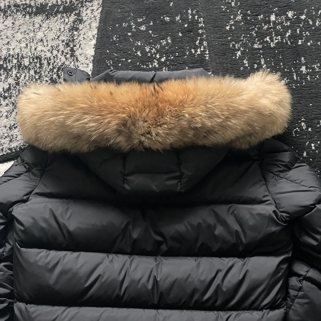 Svart Moncler dunjacka med päls - 3