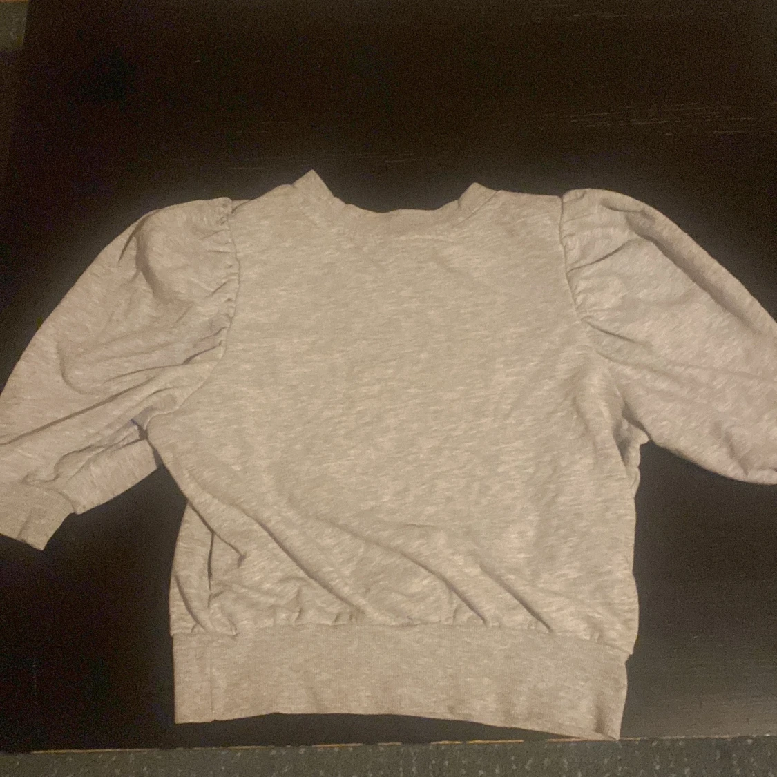 Grå sweatshirt med puffärm från ONLY - 1