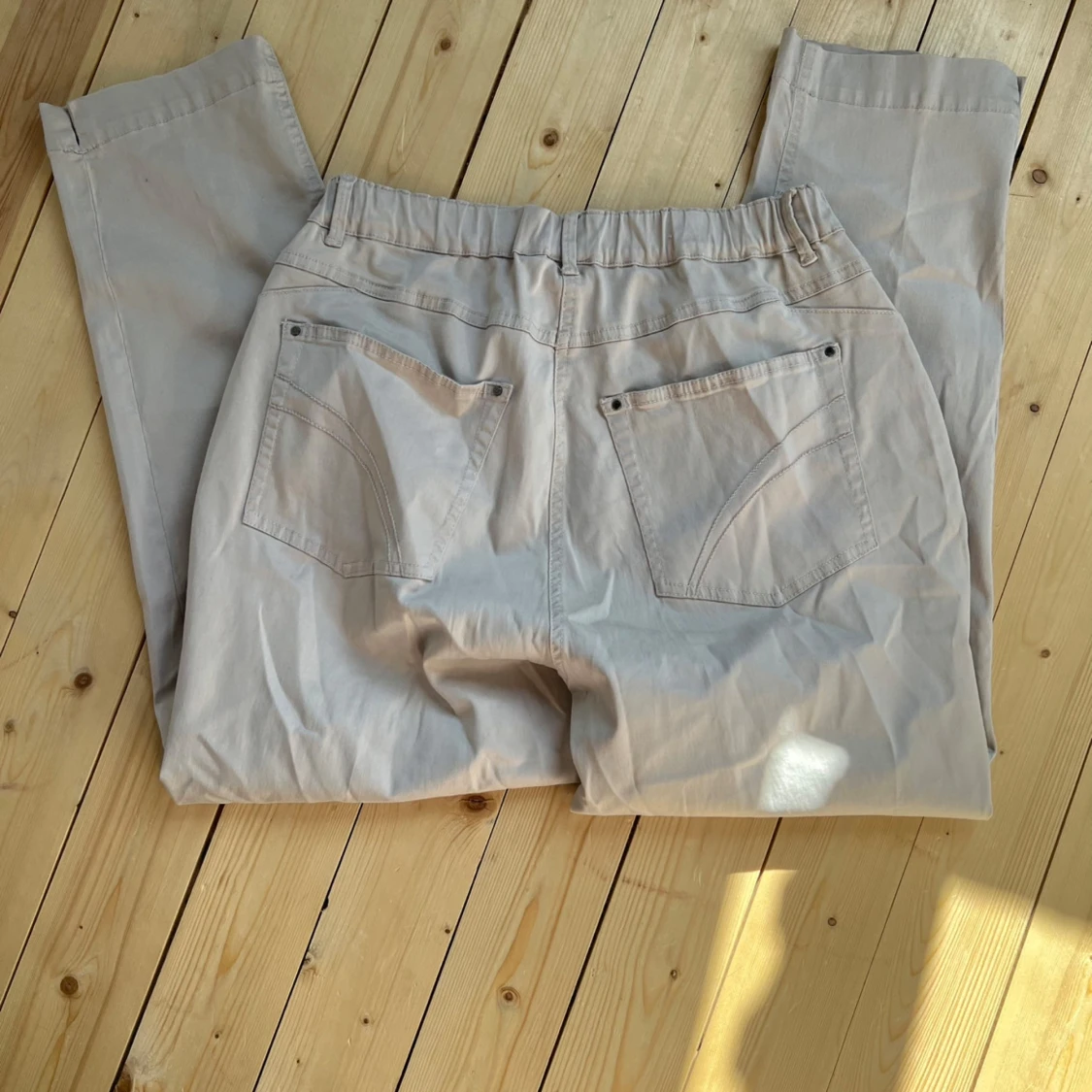 Beige byxor med resårmidja från LauRie - 1