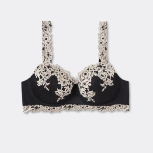 Intimissimi bh   - Supersnygg mörkblå bh från intmissimi, den har blivit för liten för mig därav att jag säljer den! Den är andvänd men är fortfarande i väldigt bra skick (kolla på bilderna för tydligare blick) inte push up!! Tvättas självklart innan🩷🩷