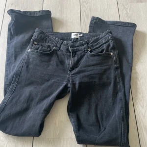 Bootcut jeans - Jeans från lager 157, en liten fläck nere på benet ( sista bilden ) som säkert går bort i tvätten. ❤️ Passar mig i längden (173)