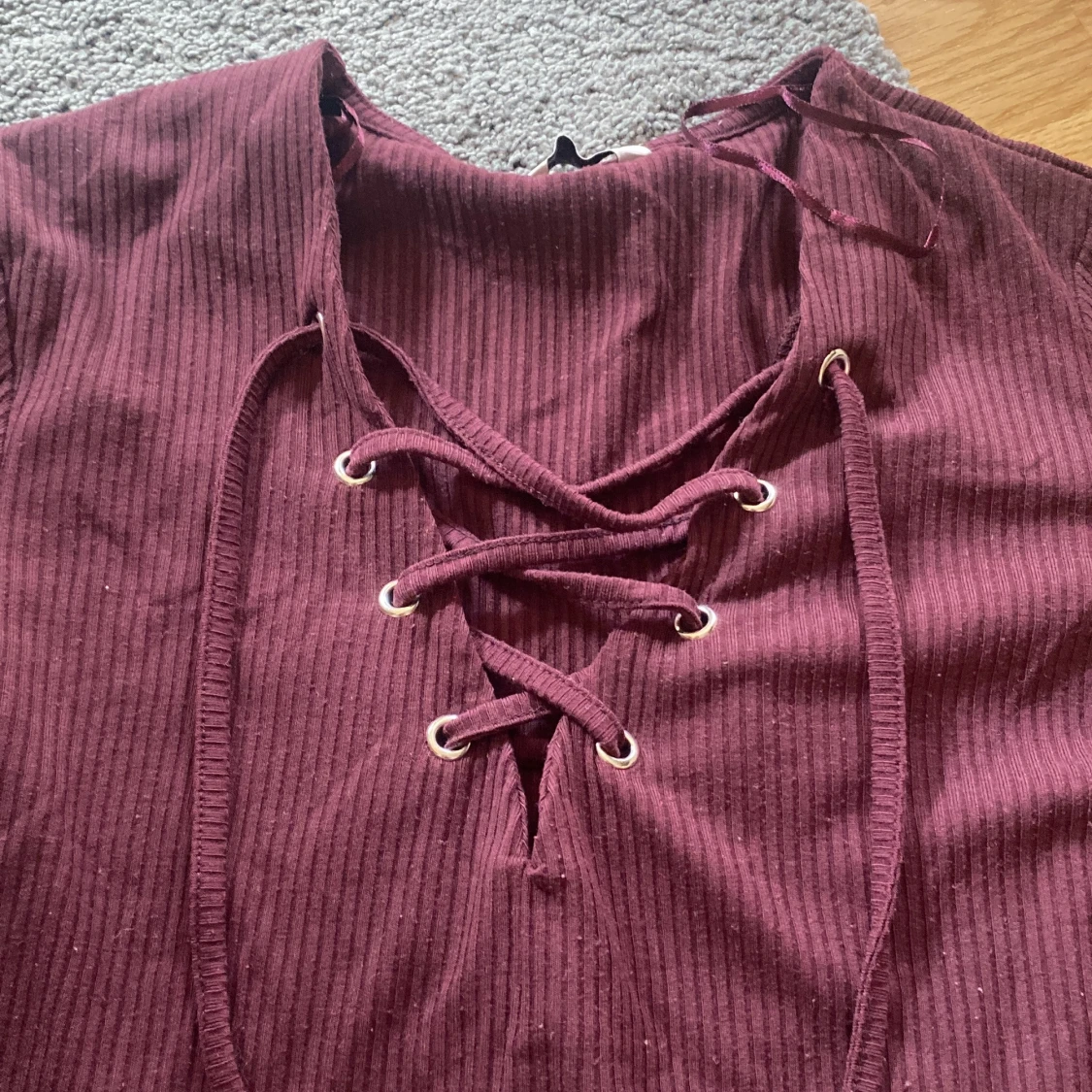 Vinröd ribbad tröja med snörning - 1