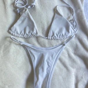 Vit bikini - Vit bikini med bh formade band, finns en liten fläck på ena bröstet men går säkert bort i tvätten med något medel har ej testat den har legat länge längst in i bikini lådan⭐️