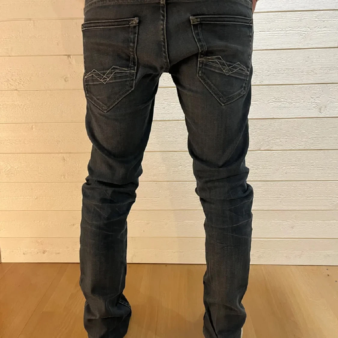 Svarta slim jeans med broderade bakfickor - 2