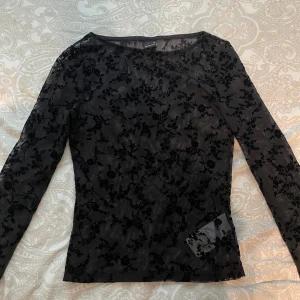 Spetstopp Gina Tricot - Super fin genomskinlig spets topp från Gina Tricot. Använd någon enstaka gång men ser helt ny ut. Storlek XS. Nypris 300kr 💕