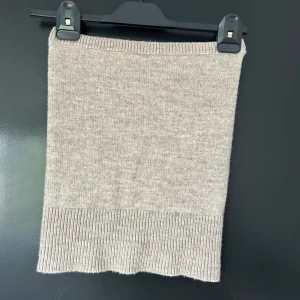 Beige stickad tubtopp - Beige stickad tubtopp från Gina, använd fåtal gånger och inga tecken på användning💕