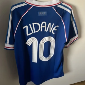 Frankrike fotbollströja Zidane 10 - Klassisk Frankrike fotbollströja med Zidane 10 på ryggen. Max använd 1-3 gånger. Mesta dels hängt i samlingen  OBS FINNS UTE PÅ FLER SIDOR, vid frågor eller fler bilder så är det bara att skriva