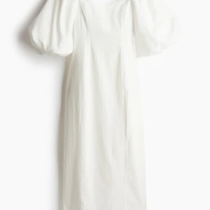 SÖKER - Vit klänning med ballongärm stl S / M från hm sökes !!! Kontakta mig om ni vill sälja 💕🙏🏽