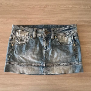 Jeanskjol från Benetton - Säljer denna jättesnygga jeanskjol från Benetton då de är för små för mig 💕Det står att kjolen är i stl 38 men skulle snarare säga att den är i 36.