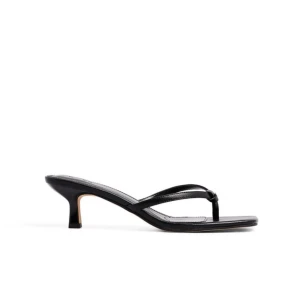 Svarta sandaler med låg klack från NA-KD - Stilrena svarta sandaler från NA-KD med smala remmar. Skorna har en låg klack och är tillverkade i syntetmaterial med läderlook. Slutsålda på hemsidan och oanvända från mig🤍
