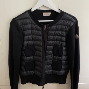 Moncler cardigan - Säljer min mörkblåa Moncler cardigan då den inte kommer till användning. Storlek Xs men passar mig som vanligtvis bär S. Superfint skick, men supersmå defekter i bak som syns på bild fyra. Annars fint skick. Viss prutmån finns men inga oseriösa bud önskas. Hör gärna av er vid intresse och innan köp 💞