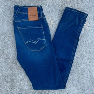 Replay anbass - Säljer nu dessa replay anbass Storlek 28/32 skick 8/10 Pris 449kr Fraktar spårbart med PostNord 