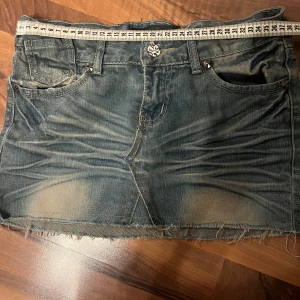 Lågmidjad jeanskjol - Jättesnygg Lågmidjad jeanskjol från FeiLai Lun Pi med detaljer på bakfickorna💓