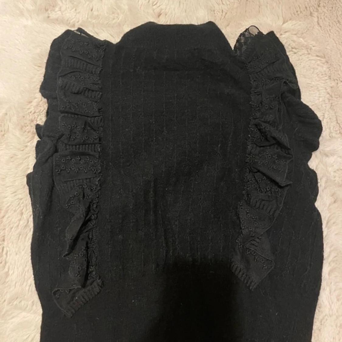 Svart stickad volangtröja med spets - 1