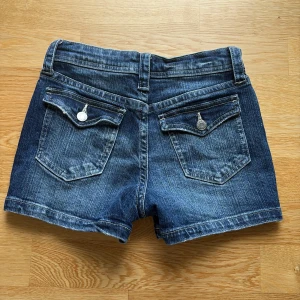 Mörkblå jeansshorts med fickor - Säljer snygga mörkblå jeansshorts med klassisk coola bakfickor som har andvänts ca 1 gång är i nytt skick. Shortsen är perfekta för en stil ren luck och har storleken 152. Säljer pågrund av att dom var för små💕💕jag tror att jag köpte dom för ca 250 kr💕