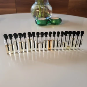 Parfymprover (Essnce, Curiosa, The perfume brand) - Parfymprover från olika tillverkare, säljer alla tillsammans. Perfekt tillfälle att testa sig fram om man är ny för parfym eller bara nyfiken 🌸 Proverna från The perfume brand är inspirationer av Flor del sol, Alien goddess, Philosykos och Afternoon swim (köpte no. 98 Alien goddess i full size, denna är så bra!) Hör av dig med frågor 🩷 nypris är 39-130 kronor/st.