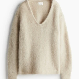 Stickad tröja i Mohair - Säljer denna stickad tröja från HM. Storlek S, endast använd en gång och i super fint skick. Sitter oversized så passar M också. 799 kr + frakt! Vid fler frågor, etc skriv privat 🙌🏼💐🫰🏼🏄🏽‍♀️🍋‍🟩🩷☀️