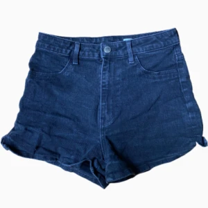 Högmidjade svarta jeansshorts  - Svarta jeansshorts i storlek 36. Bra skick, knappt använda. Säljer då de är för små. Hör av dig vid funderingar🥰