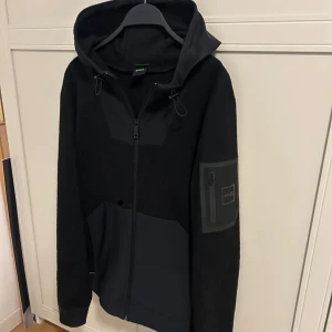 Boss kofta  - Säljer en unik Boss jacka/kofta, perfekt för sommar kvällar/höst/vår. Storlek S. Mycket bra skick, använd fåtal gånger. Köptes för 3800kr säljes för 1699kr. Priset kan sänkas vid snabb affär. Skriv för mer info!