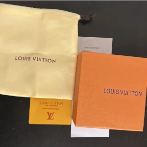 Box med påse - Lyxig box i orange med blå logga, tillhörande gul tygpåse och äkthetskort. Perfekt för att förvara eller ge bort exklusiva saker. Klassisk och stilren design som känns riktigt exklusiv. Allt kommer med den förutom kvittot, Den kostar bara 150kr! (priset kan ALLTID diskuteras). Helt nytt!