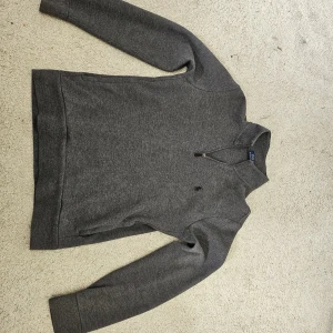Polo Ralph Lauren quaterzip - Säljer min knappt använda quaterzip som har blivit för liten. Köpt på polo Ralph Lauren butik men har tyvärr inte kvitto kvar. Det är storlek xs och skicket är 9/10 (nyskick). Skriv vid någon fundering. Nypris är 2299kr