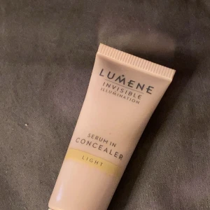 Lumene Serum Concealer Light - Lumene Invisible Illumination Serum in Concealer i nyansen Light. Kommer i en ljusrosa tub med metallapplikator för smidig applicering under ögonen. Perfekt för att ljusa upp och täcka mörka ringar. Lätt och krämig formula som smälter in i huden. Använd 2 gånger 💕
