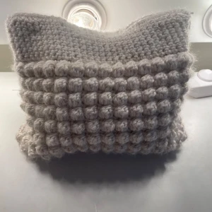 Vit väska - Vår nya bubbelneccesär i vit. Virkad noggrant och har ett insytt tyg på insidan. Passar perfekt som necessär men är så fin som clutch oxå!