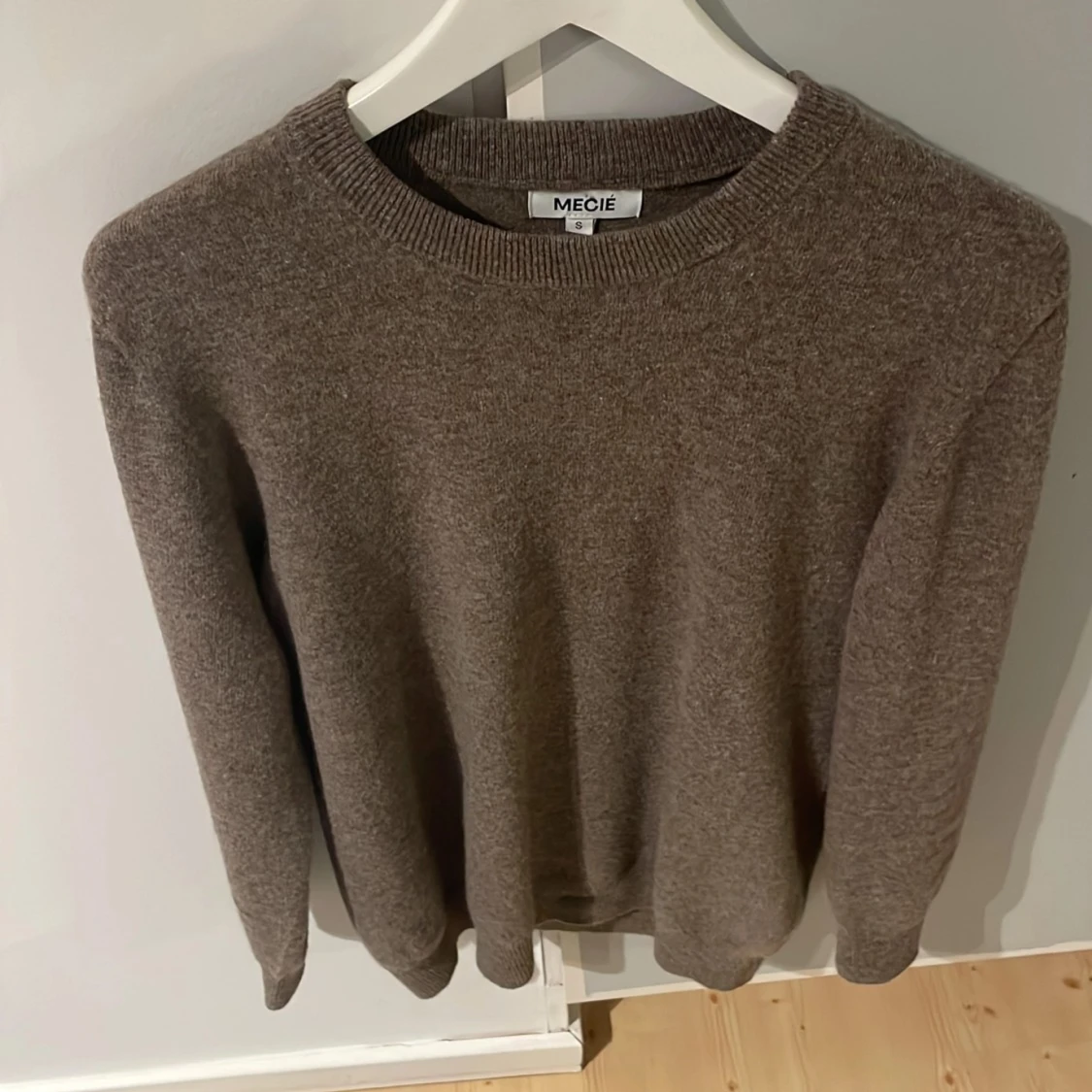 Ljusbrun merinoulltröja från MECIÉ