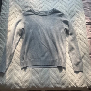 Ljusgrå stickad tröja från VILA - Säljer denna supersnygga stickade tröja!! Har en pytteliten fläck på ena armen som knappt syns! Använd ca 3 gånger men har tvättat varje gång så därav är den lite urtvättad! Är storlek m men skulle säga att den liknar en xs/s mer!💗Köpt för ca 300kr