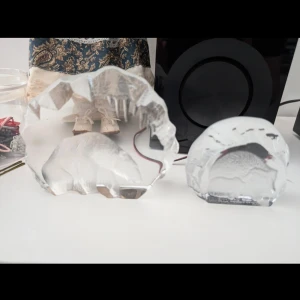 Limited Edition, glas figurer, isbjörn & igelkott  - Bilderna visar två isbjörnsfigurer i glas, troligen prydnadsföremål eller samlarobjekt. Ingen bok syns på bilderna, endast dekorationer i form av djurmotiv.