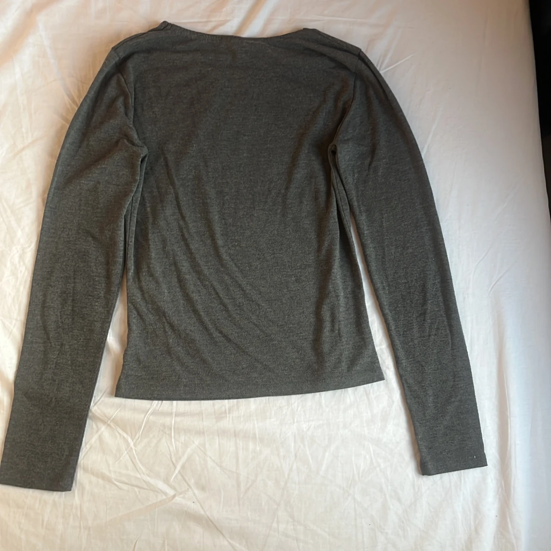 Mörkgrå långärmad tröja från Nelly - 1