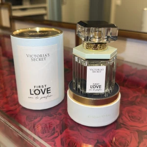 Victoria's Secret First Love parfym - Victoria's Secret First Love Eau de Parfum, 50 ml. Flaskan är elegant med en sexkantig ljusgrön inte använt köpt för 700kr 