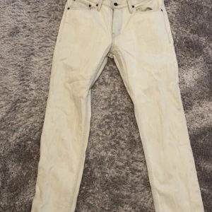 Levi's 511 ljusa jeans 32/32 - Säljer ett par ljusa Levi's 511 jeans i slim fit. Byxorna är raka i modellen och har klassiska fem fickor, bälteshällor och Levi's ikoniska röda etikett bak. Perfekta om du gillar en clean och stilren look.