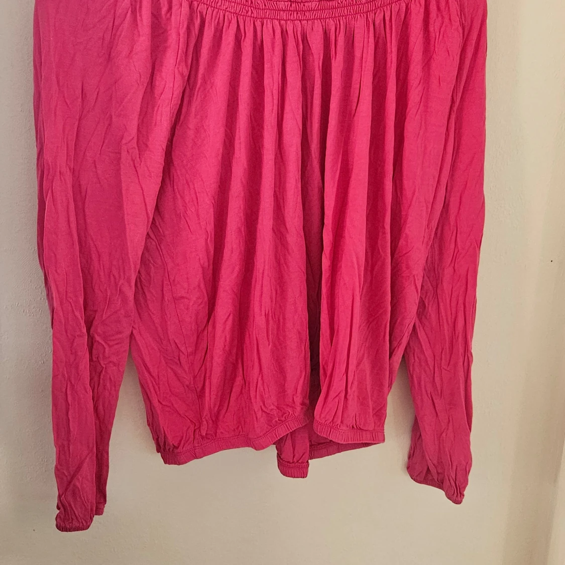 Rosa offshoulder blus från Lindex