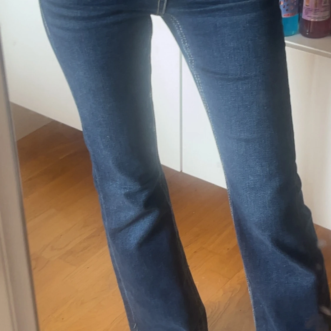 Mörkblå lågmidjade bootcut jeans med fickdetaljer - 2