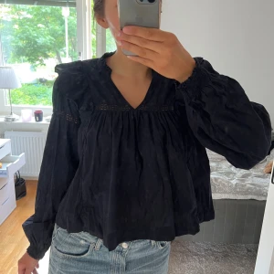 Marinblå blus - Marinblå blus från Ginatricot💙bra skick, passar xs-s💙hör av dig vid frågor!!