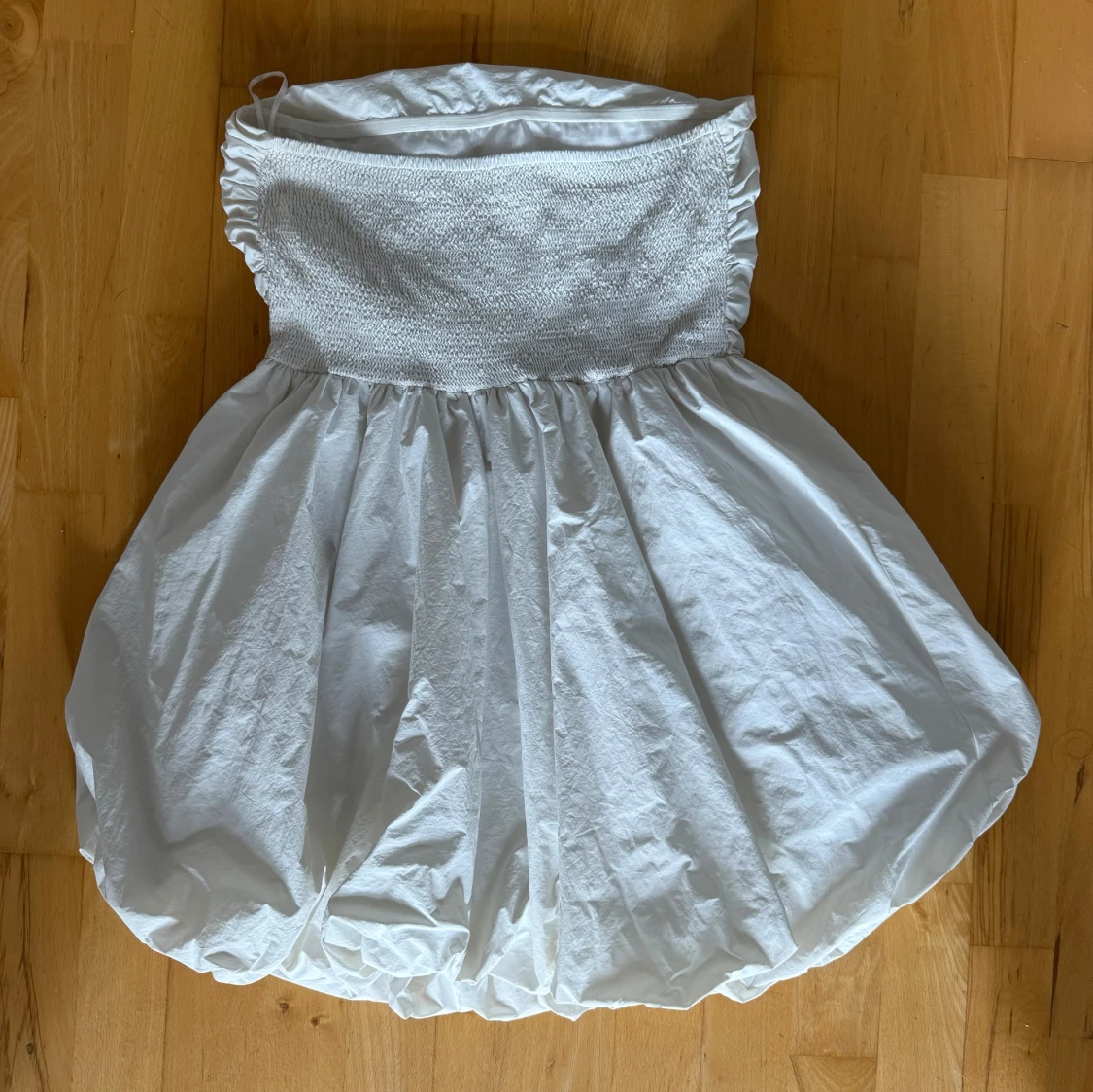 Vit axelbandslös kortklänning - 1