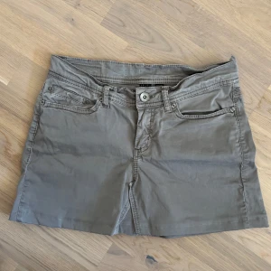 Grå kortkjol - Snygg grå kortkjol från Esprit med klassisk jeanslook💕Passar perfekt till sommaren 💕