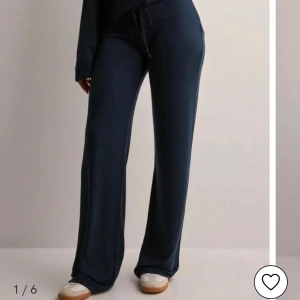 Söker - Söker my chill pants från Nelly i marinblå💙Söker de i storlek xxs, Hör gärna av er om ni har dessa byxor i xxs och är intresserade av att sälja💙💙