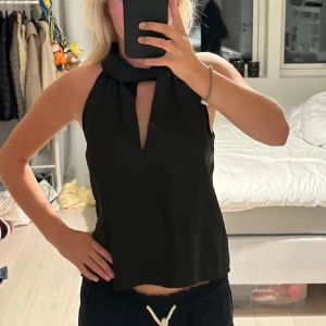 Svart topp - Superfin topp Zara. En knapp saknas i nacken men inget man märker när man har på sig den 🫶