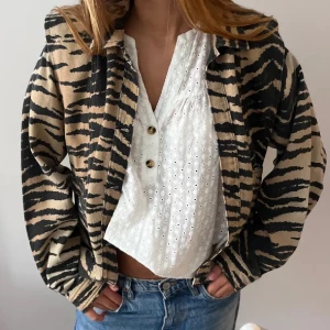 Mönstrad jacka  - Säljer en riktigt cool jeansjacka med zebramönster i beige och svart. Lite oversized!!  
