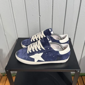 Golden goose  - Säljer nu dessa populära golden goosen i den mest eftertraktade färgen som är perfekta inför sommaren |  skick - 8/10 | storlek - 42 | Inget og medföljs | skriv vid frågor och funderingar !!