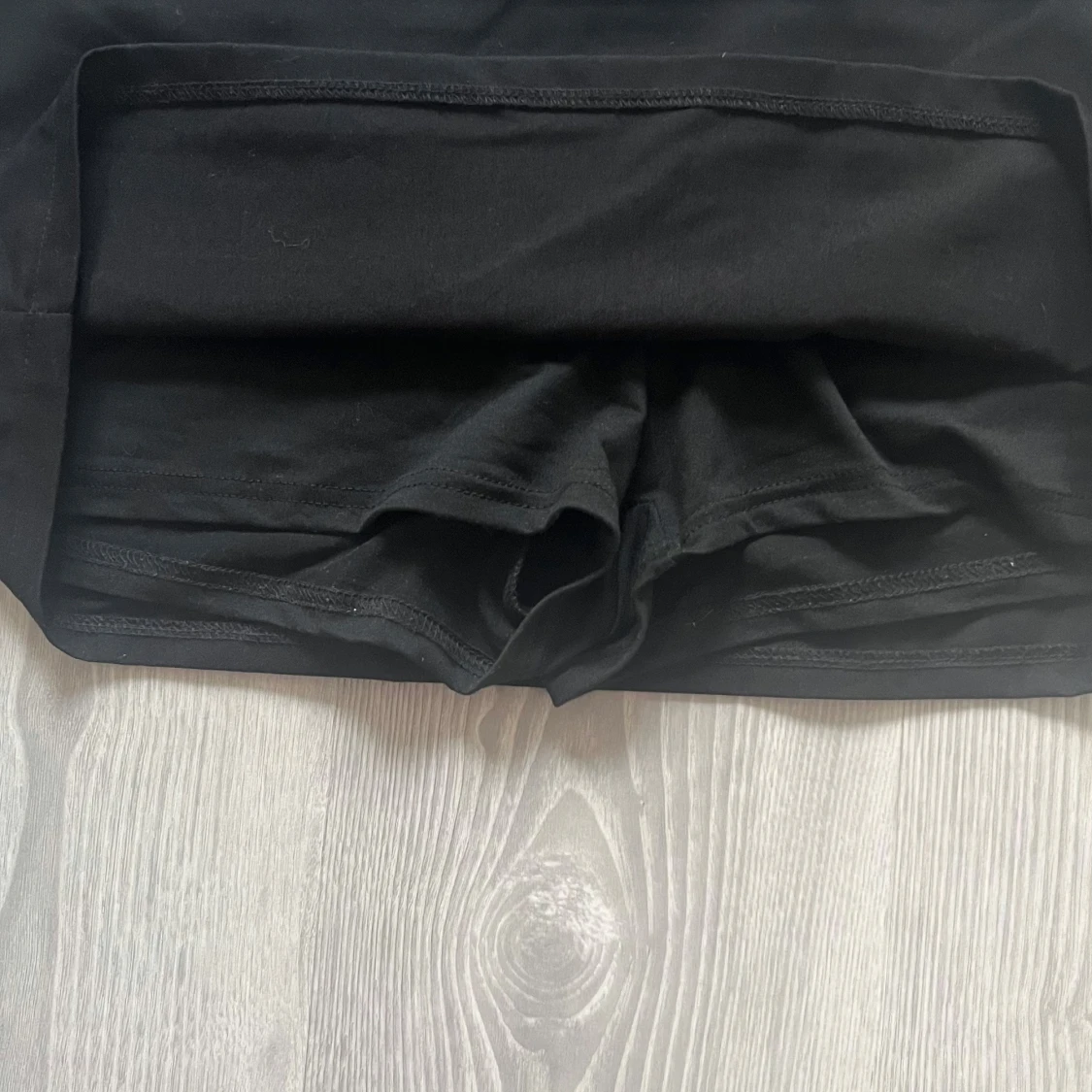 Svart kortkjol med inbyggda shorts - 1