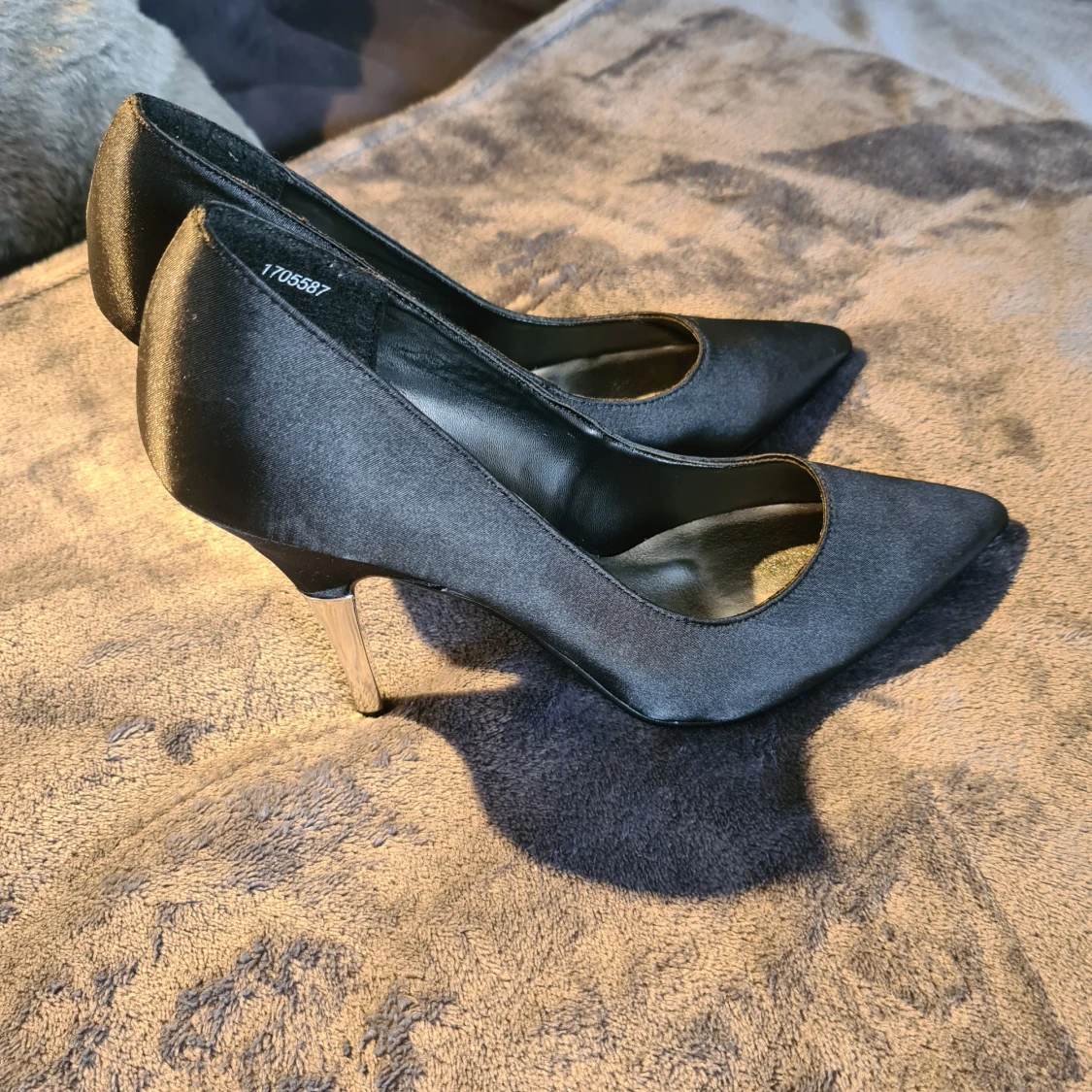 Svarta pumps med silvrig klack - 1